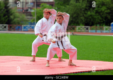 Kids karate esercizio all'aperto Foto Stock