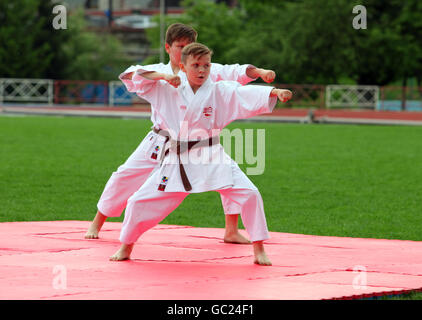 Kids karate esercizio all'aperto Foto Stock