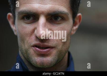 Il capitano dell'Irlanda del Nord Aaron Hughes parla con i media durante la conferenza stampa al Monopol Hotel, Katowice, Polonia. Foto Stock