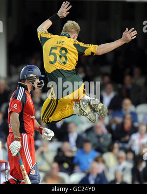 Il brett Lee dell'Australia celebra la presa del wicket del capitano dell'Inghilterra Andrew Srtauss (a sinistra) durante la partita internazionale di un giorno all'Oval, Londra. Foto Stock