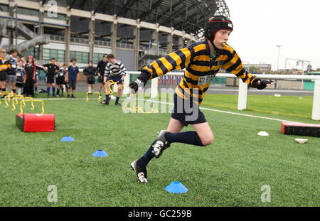 Rugby Union - Edinburgh Rugby Summer Camp - Murrayfield. Un ragazzo tenta un percorso di rugby a ostacoli durante il Rugby Summer Camp di Edimburgo a Murrayfield, Edimburgo. Foto Stock