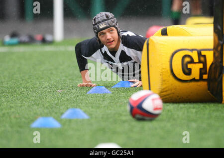 Rugby Union - Edinburgh Rugby Summer Camp - Murrayfield. Un ragazzo tenta un percorso di rugby a ostacoli durante il Rugby Summer Camp di Edimburgo a Murrayfield, Edimburgo. Foto Stock