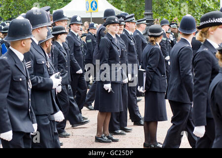 Sfilata della Metropolitan funzionari di polizia sul Mall London Inghilterra England Foto Stock