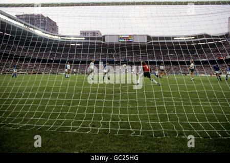 Marco Tardelli, oscurato da un giocatore della Germania occidentale, segna il secondo gol italiano nella finale della Coppa del mondo contro la Germania occidentale. Foto Stock