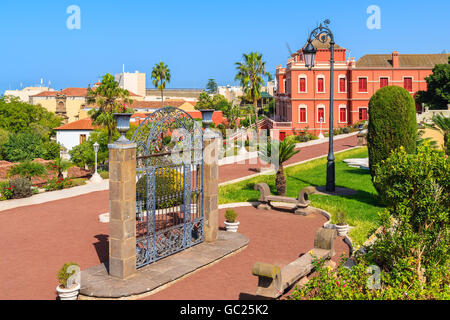 Cancello in giardini tropicali di La Orotava town, Tenerife, Isole Canarie, Spagna Foto Stock