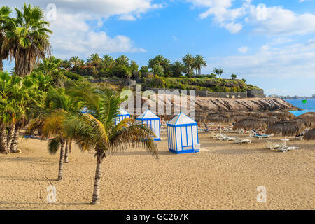Una vista di sandy El Duque spiaggia con alberi di palma tropicali in Costa Adeje town, Tenerife, Isole Canarie, Spagna Foto Stock