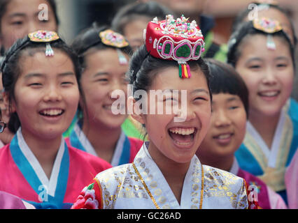 I bambini dello Yong-in City Performing Arts Group Korea si esibiscono gratuitamente sul Royal Mile di Edimburgo come parte del Festival Internazionale di Edimburgo. Foto Stock