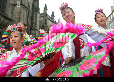 I bambini dello Yong-in City Performing Arts Group Korea si esibiscono gratuitamente sul Royal Mile di Edimburgo come parte del Festival Internazionale di Edimburgo. Foto Stock