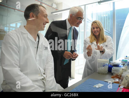 Il Cancelliere Alistair Darling incontra i botanici quando ha visitato il nuovo Darwin Center al National History Museum di Londra. Foto Stock