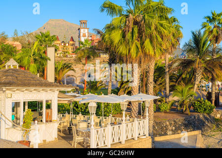 Una vista di cafe edificio su El Duque Beach sulla costa meridionale di Tenerife, Isole Canarie, Spagna Foto Stock