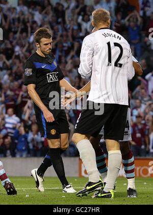 Michael Carrick (a sinistra) di Manchester United si guarda deposto dopo che il suo calcio di punizione è salvato dal portiere Burnley Brian Jensen (a destra). Foto Stock