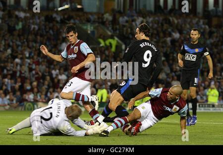 Il portiere di Burnley Brian Jensen (a sinistra) fa un salvataggio per negare al Dimitar Berbatov di Manchester United una possibilità di gol. Foto Stock