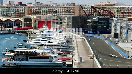 La Brawn's Reubens Barrichello del Brasile durante la seconda sessione di prove libere durante la giornata di prove sul circuito di Valencia, in Spagna. Foto Stock