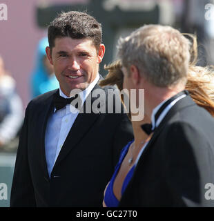 Padraig Harrington partecipa alle nozze di Andrea Corr e Brett Desmond, figlio di Dermot Desmond, che si svolgono nella chiesa di San Giuseppe a Miltown Malbay Co Clare. Foto Stock