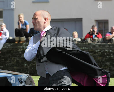 Brett Desmond, figlio di Dermot Desmond arriva per il suo matrimonio con Andrea Corr alla chiesa di San Giuseppe a Miltown Malbay Co Clare. Foto Stock