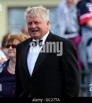 L'imprenditore irlandese Denis o'Brien partecipa alle nozze di Andrea Corr e Brett Desmond, figlio di Dermot Desmond, che si svolgono nella chiesa di San Giuseppe a Miltown Malbay Co Clare. Foto Stock