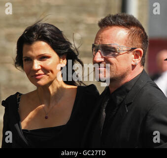 Bono e sua moglie Ali Hewson frequentano il matrimonio di Andrea Corr e Brett Desmond, figlio di Dermot Desmond, che si svolge nella chiesa di San Giuseppe a Miltown Malbay Co Clare. Foto Stock