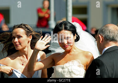 Il matrimonio di Andrea Corr e Brett Desmond, figlio di Dermot Desmond, si svolge nella chiesa di San Giuseppe a Miltown Malbay Co Clare. Foto Stock