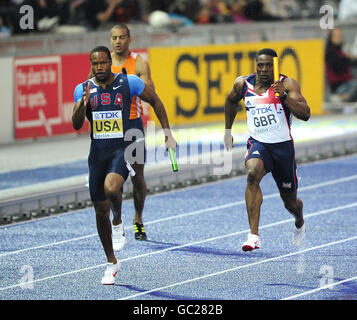 Harry Aikines Aryeetey della Gran Bretagna (a destra) durante il relè da 4x100m degli uomini durante i Campionati del mondo IAAF all'Olympiastadion, Berlino. Foto Stock