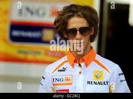 Romain Grosjean della Renault nel paddock prima delle qualifiche sul circuito di Valencia, in Spagna. Foto Stock