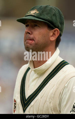 Il capitano australiano Ricky Ponting dopo essere stato colpito in faccia da un colpo di Matt Priore dell'Inghilterra durante la quinta prova di npower Match all'Oval di Londra. Foto Stock