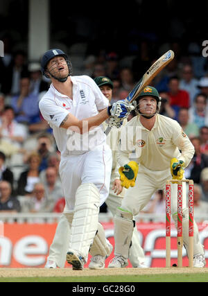 Cricket - The Ashes 2009 - npower Fifth Test - Inghilterra / Australia - Day Three - The Brit Oval. Andrew Flintoff, in Inghilterra, guarda come viene catturato da Peter Siddle in Australia durante il quinto test match al The Oval, Londra. Foto Stock