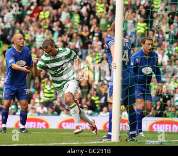 Lo Scott McDonald di Celtics celebra il punteggio durante la partita della Clydesdale Bank Scottish Premier League al Celtic Park, Glasgow. Foto Stock