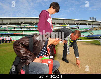 Cricket - The Ashes 2009 - npower Fifth Test - Day Two - England / Australia - The Brit Oval. L'allenatore di Surrey Alec Stewart (a destra) incontra un giovane fan Foto Stock