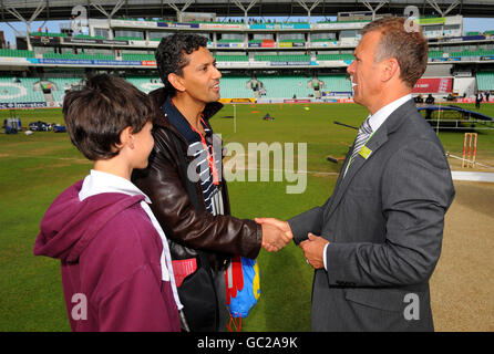 Cricket - The Ashes 2009 - Npower Fifth Test - Day Two - Inghilterra / Australia - The Brit Oval. Il pullman del Surrey Alec Stewart (a destra) incontra i fan Foto Stock