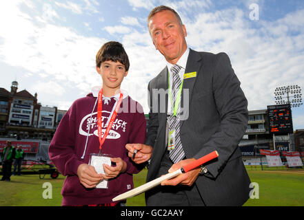 Cricket - The Ashes 2009 - npower Fifth Test - Day Two - England / Australia - The Brit Oval. L'allenatore di Surrey Alec Stewart (a destra) incontra un giovane fan Foto Stock