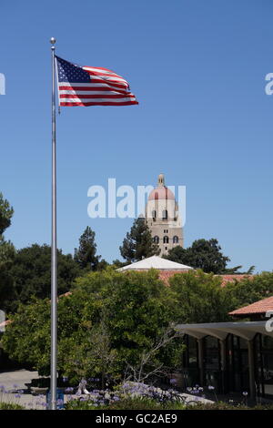 America bandiera con torre di Hoover presso la Stanford University - 2016 è il 125 anni di anniversario dell'università (solo uso editoriale) Foto Stock