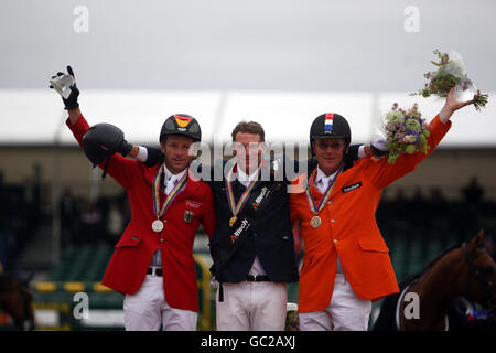 Il francese Kevin Staut (al centro) vince la finale individuale di salto dal olandese Albert Zoer (a destra) in bronzo e il tedesco Carsten-otto Nagel in argento durante il sesto giorno dell'European Show Jumping and Dressage Championships, Windsor. Foto Stock