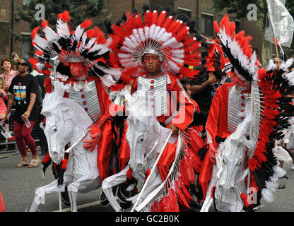 I giovani ballerini sfilano lungo il percorso il primo giorno del Carnevale di Notting Hill. Foto Stock