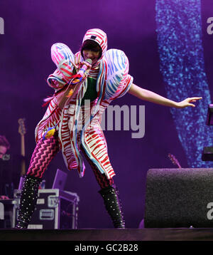 Karen o del Yeah Yeah Yeahs che si esibisce sul palco principale, durante il Reading Festival, a Richfield Avenue, Reading. Foto Stock