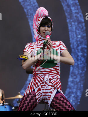 Karen o del Yeah Yeah Yeahs che si esibisce sul palco principale, durante il Reading Festival, a Richfield Avenue, Reading. Foto Stock