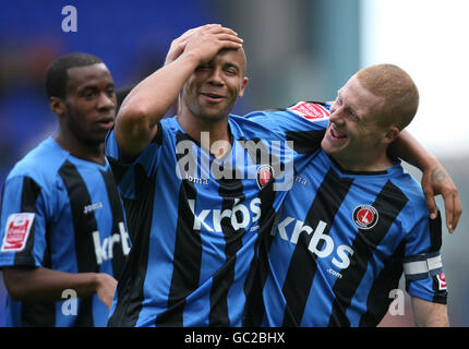 Il Nicky Bailey di Charlton Athletic celebra il suo quarto gol contro Tranmere Rovers con il suo compagno di squadra Deon Burton (centro) durante la partita del Coca-Cola Championship al Prenton Park di Tranmere. Foto Stock