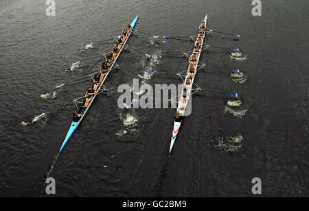 Due 8 canottaggio si avvicinano l'uno all'altro durante un caldo alla regata Ross-on-Wye sul fiume Wye. Foto Stock