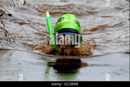 Un concorrente partecipa all'annuale World Bog snorkeling Championship, Waen Rhydd Bog, Llanwrtyd Wells. Foto Stock