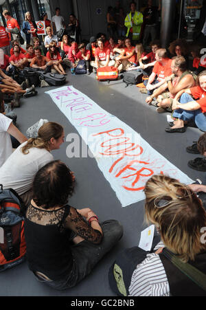 Campo climatico. I manifestanti sul cambiamento climatico si dimostrano all'aeroporto di Londra contro l'espansione dell'aeroporto di Londra orientale. Foto Stock