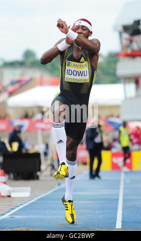 Il Gran Bretagna Phillips Idowu sulla strada per la vittoria nel triplice salto maschile durante il Gran Premio di Aviva a Gateshead, Newcastle. Foto Stock