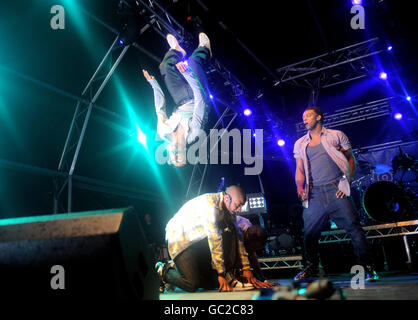 JLS si esibiscono durante il Blackpool Illuminations Big Switch on presso la radio 2 Arena di Blackpool. Foto Stock