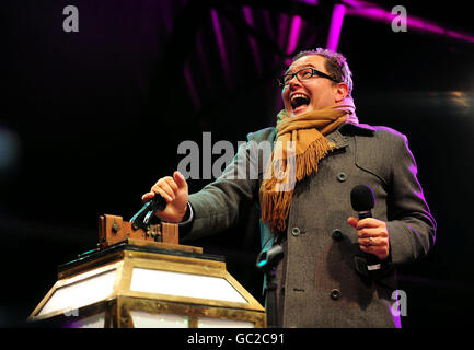 Alan Carr accende le luci durante il Blackpool Illuminations Big Switch ON presso la radio 2 Arena, Blackpool. Foto Stock