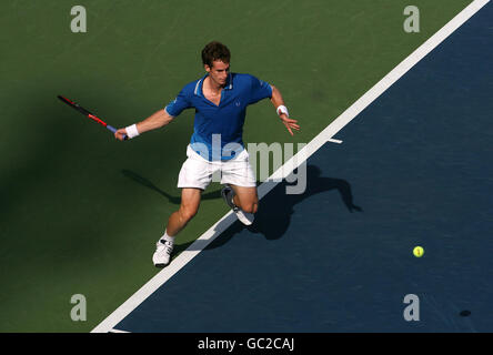 Andy Murray della Gran Bretagna in azione contro Paul Capdeville del Cile durante il quinto giorno degli US Open a Flushing Meadows, New York. Foto Stock