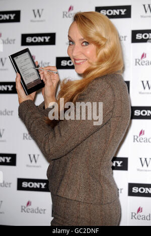 Jerry Hall lancia due nuovi lettori di Sony, la Touch Edition e la Pocket Edition, al Waterstone's Piccadilly nel centro di Londra. Foto Stock