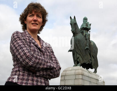 Kate Mavor Chief Executive del National Trust for Scotland presso la statua di Robert the Bruce presso il Bannockburn Heritage Center di Stirling, dove il ministro delle scuole Keith Brown ha annunciato il finanziamento di viaggi scolastici in siti storici, tra cui Culloden e Robert Burns' culla. Foto Stock