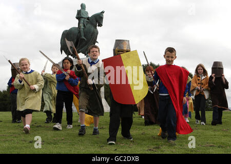 Bambini della scuola elementare di St Ninian presso la statua di Robert Bruce al Bannockburn Heritage Center di Stirling, dove ha annunciato il finanziamento di gite scolastiche in siti storici, tra cui Culloden e il luogo di nascita di Robert Burns. Foto Stock