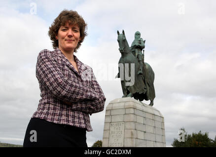 Kate Mavor Chief Executive del National Trust for Scotland presso la statua di Robert the Bruce presso il Bannockburn Heritage Center di Stirling, dove il ministro delle scuole Keith Brown ha annunciato il finanziamento di viaggi scolastici in siti storici, tra cui Culloden e Robert Burns' culla. Foto Stock