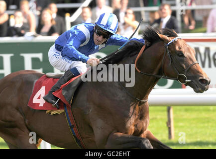 Mahatheeq guidato da Richard Hills vince il Robinsons Designer Fashion a Bawtry handicap durante il DFS Ladies Day nel Ladbrokes St Leger Festival all'ippodromo di Doncaster. Foto Stock