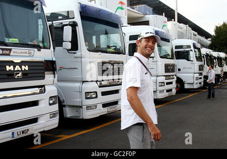 Il pilota della Brawn GP Jenson Button sorride mentre si fa strada attraverso il paddock durante la giornata del paddock sul circuito di Monza, Italia. Foto Stock