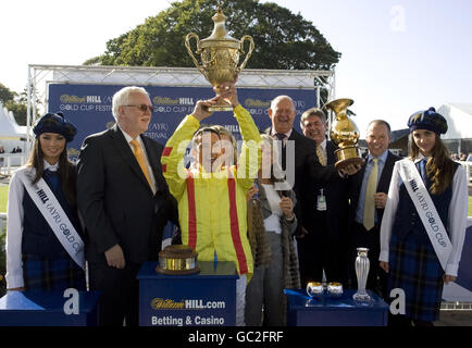 Horse Racing - William Hill (Ayr) Gold Cup Festival - Giorno 3 - Ayr Racecourse Foto Stock